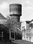 837772 Gezicht op de watertoren aan de Lauwerhof te Utrecht, vanuit de binnentuin van het voormalige complex van ...